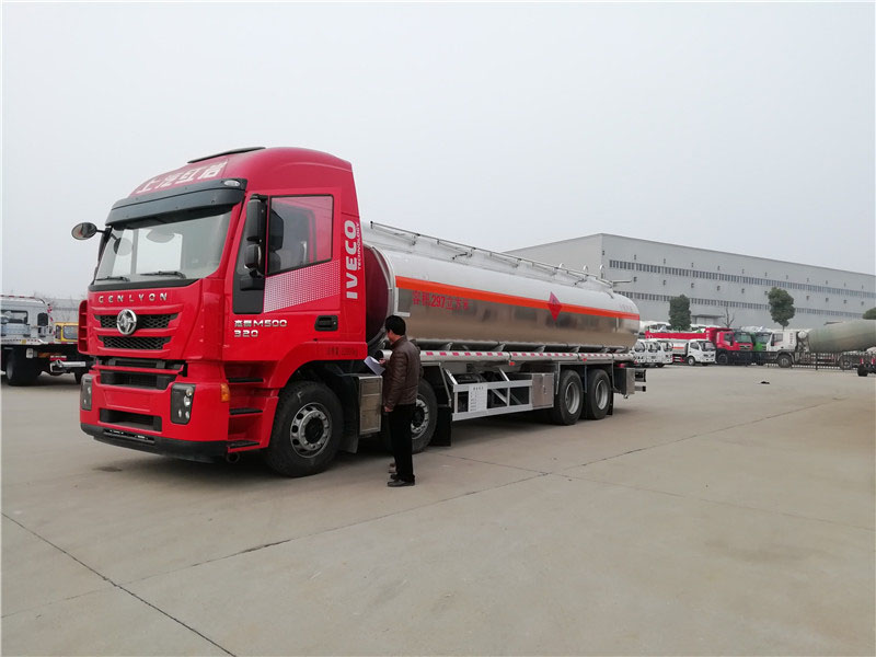 上汽紅巖29.7方前四后八鋁合金運(yùn)油車，20噸運(yùn)油車